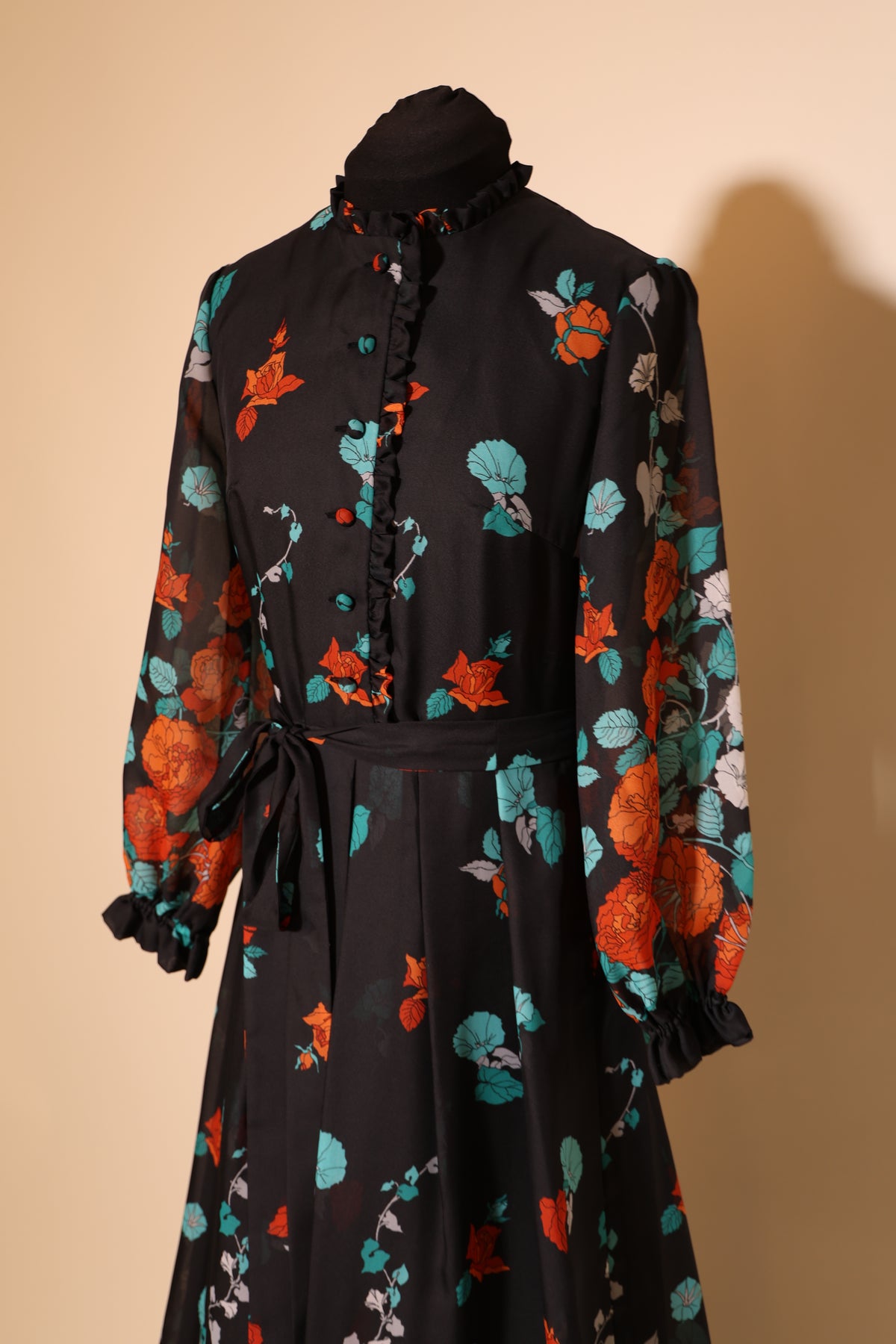 Second Hand Blumenkleid mit langen Ärmeln, schwarz