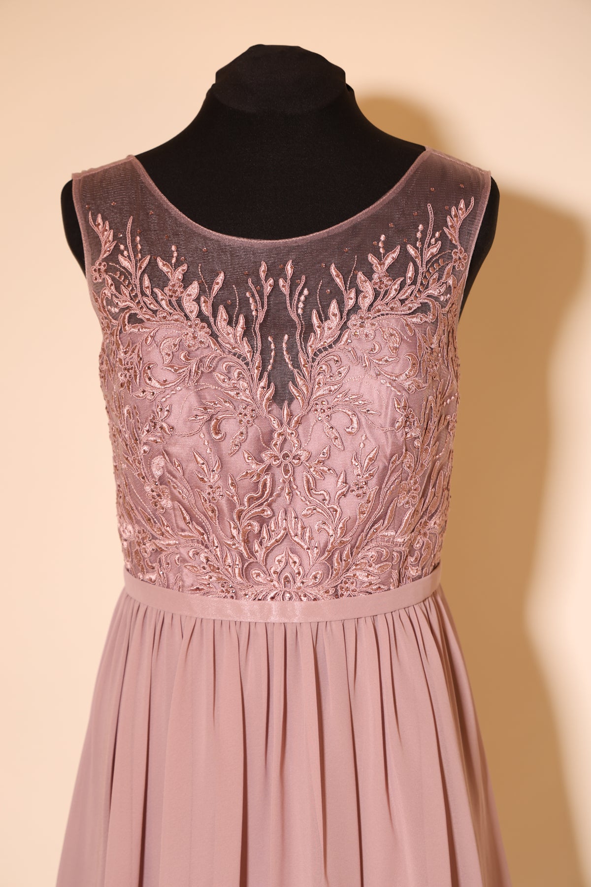 Second Hand kurzes, hochgeschlossenes Chiffonkleid mit Taillenband, altrosa