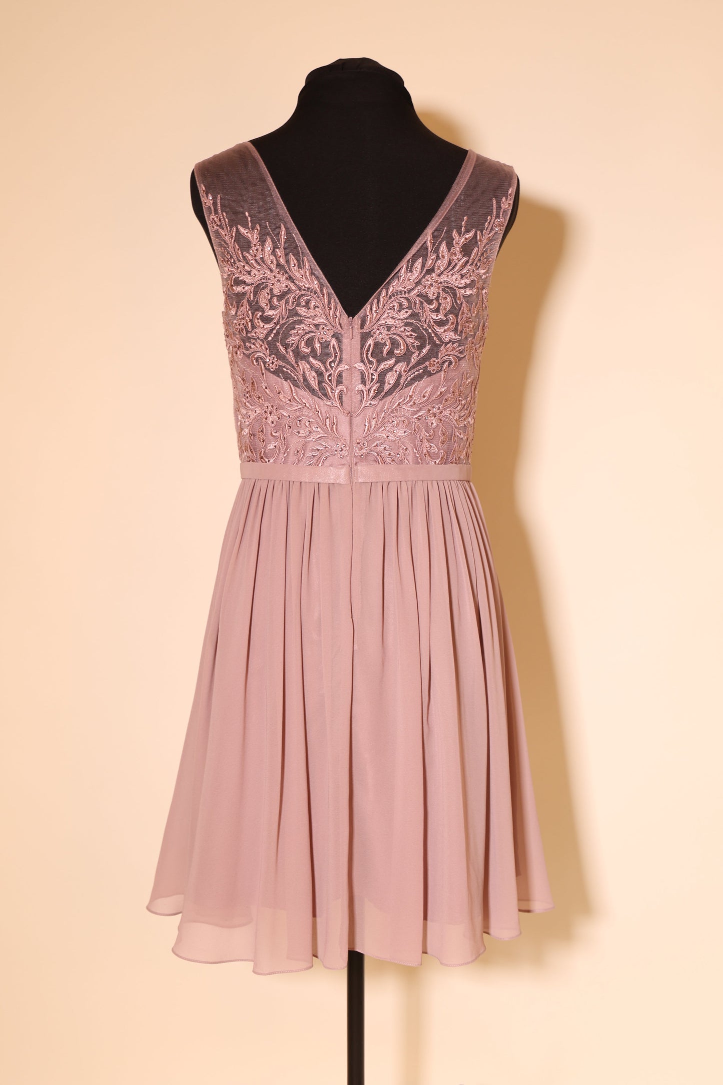 Second Hand kurzes, hochgeschlossenes Chiffonkleid mit Taillenband, altrosa