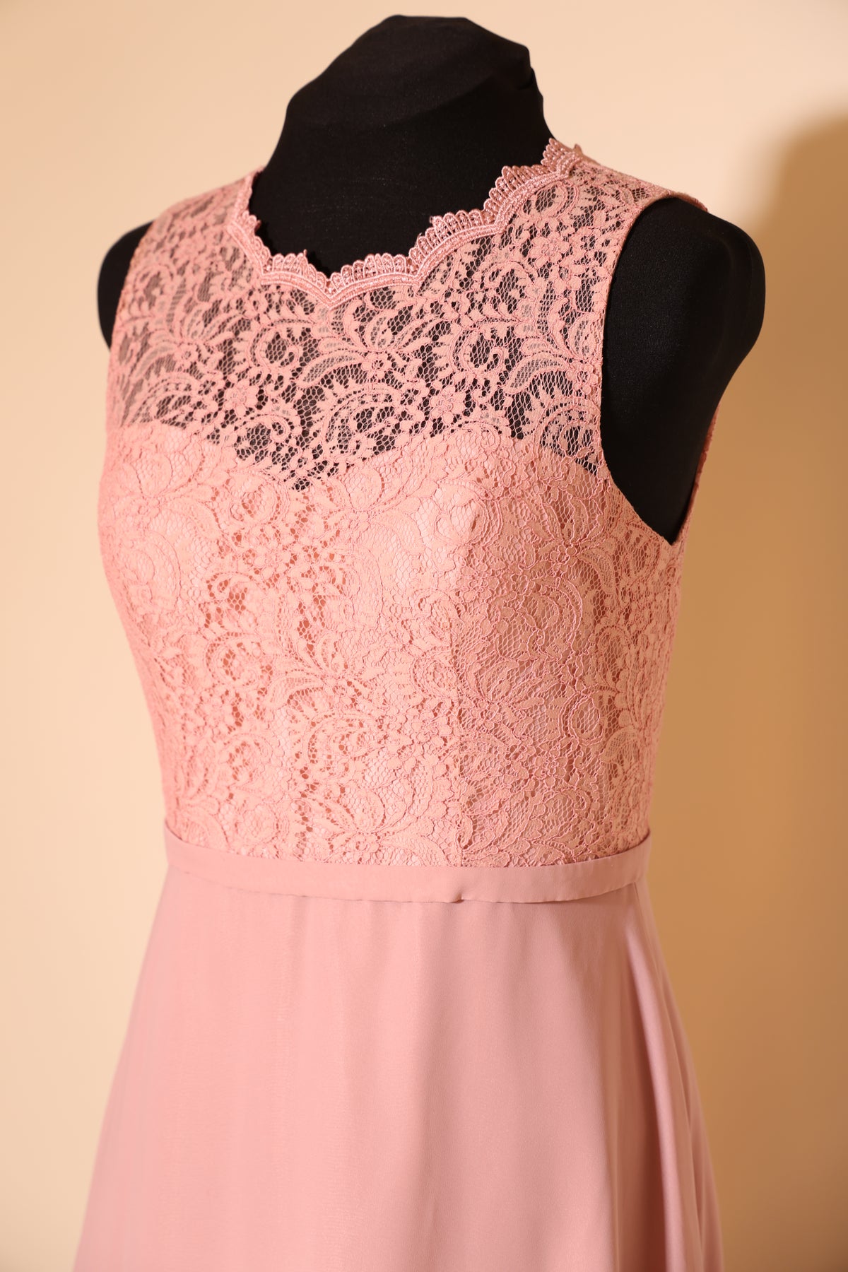 Second Hand hochgeschlossenes Chiffonkleid mit Rundrückenausschnitt, rosa
