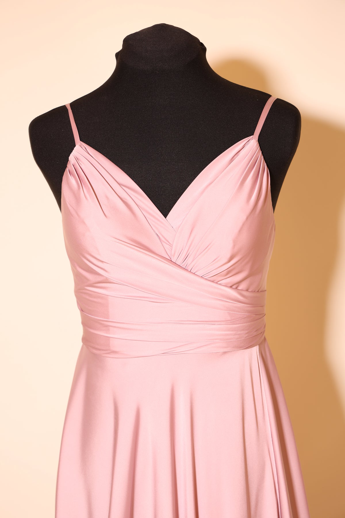 Second Hand schlichtes Satinkleid mit V-Ausschnitt, rosa
