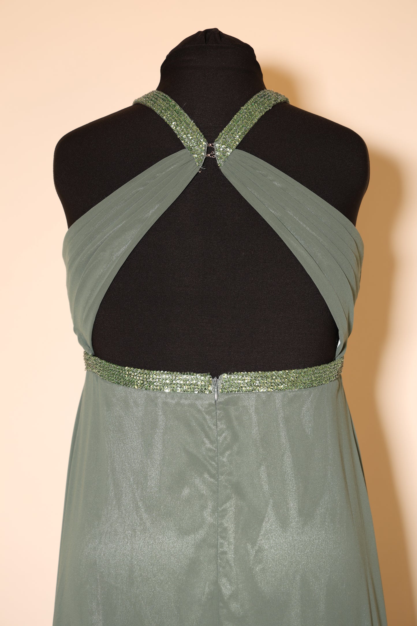 Second Hand Chiffonkleid mit Dreiecks-Rückenausschnitt und Glitzergürtel, salbei