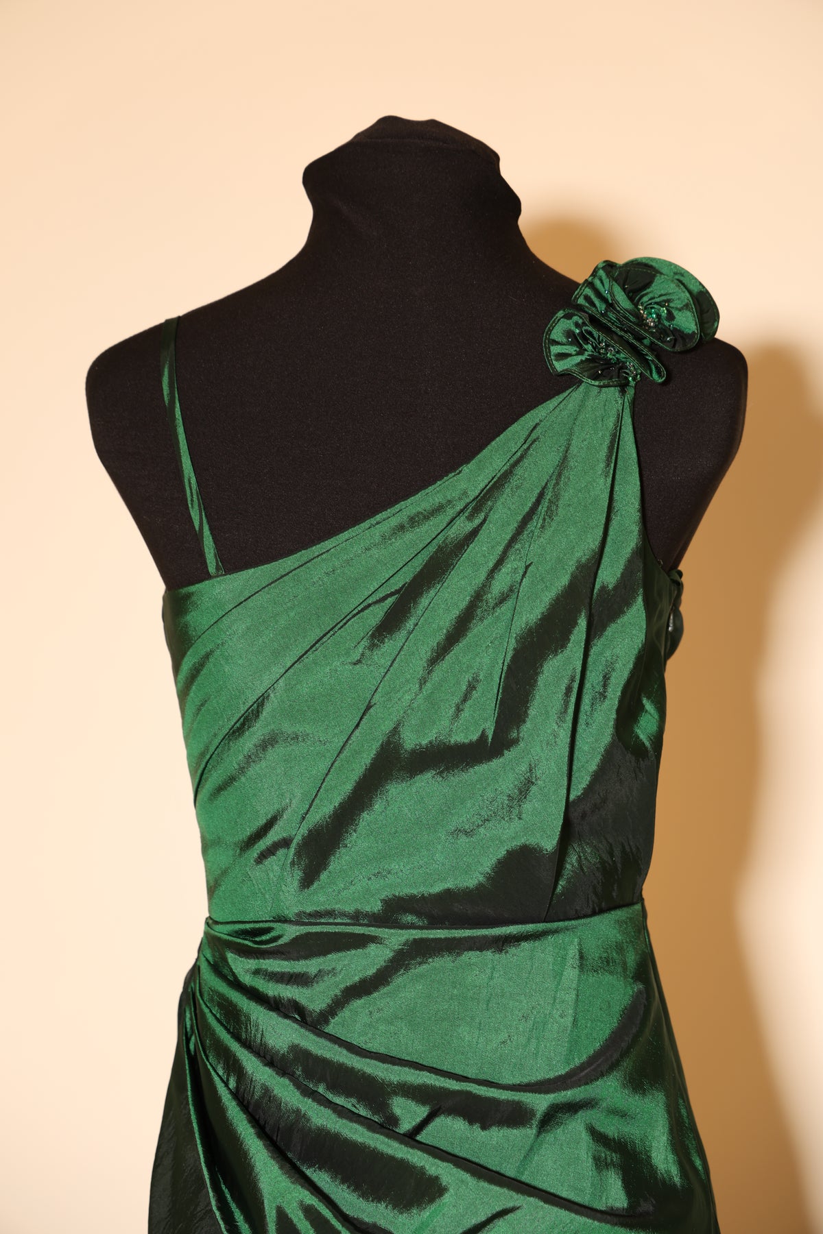 Second Hand schimmerndes One-Shoulder Satinkleid mit Blumenträger, grün