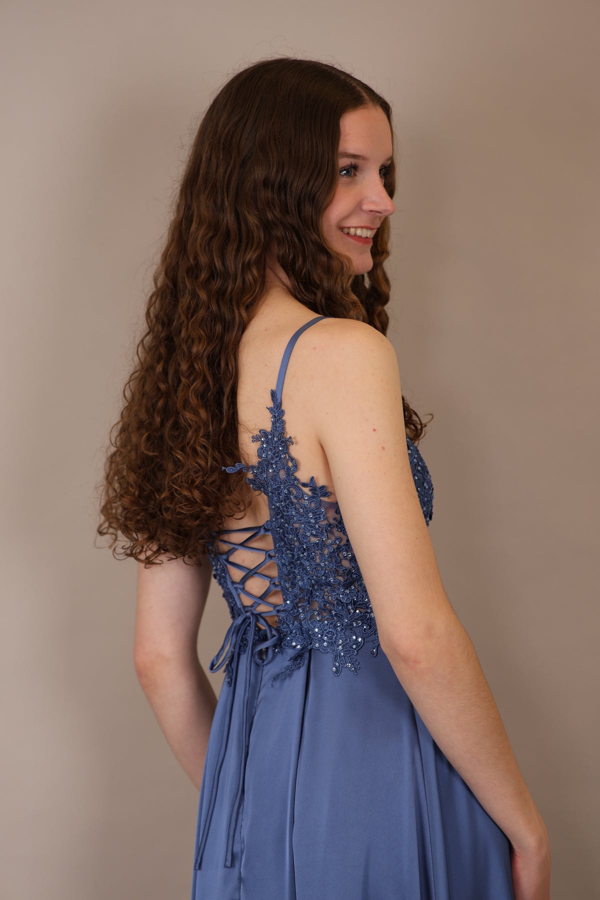 langes Abendkleid mit Spitze, Schnürung & Satinrock, taubenblau