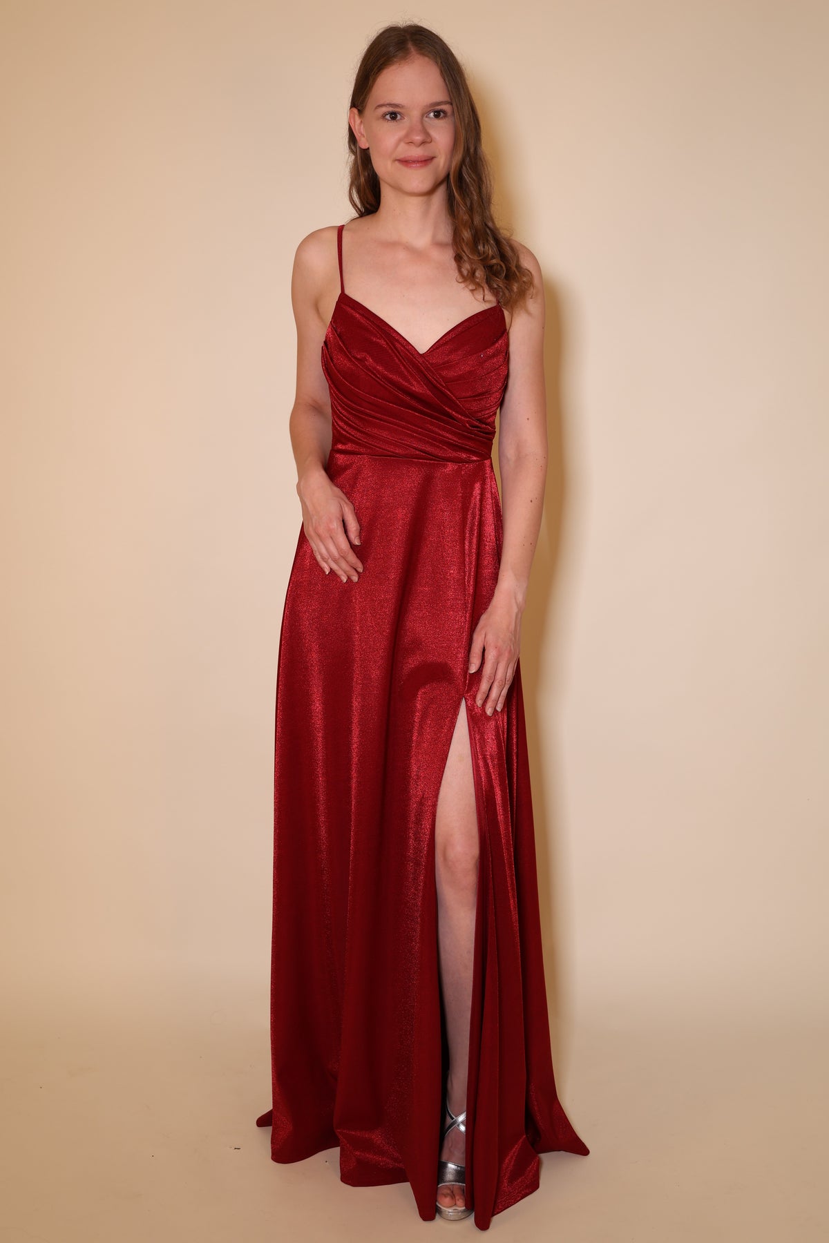 Funkelndes Abendkleid mit Drapierung, Rückenschnürung und Schlitz, Dunkelrot