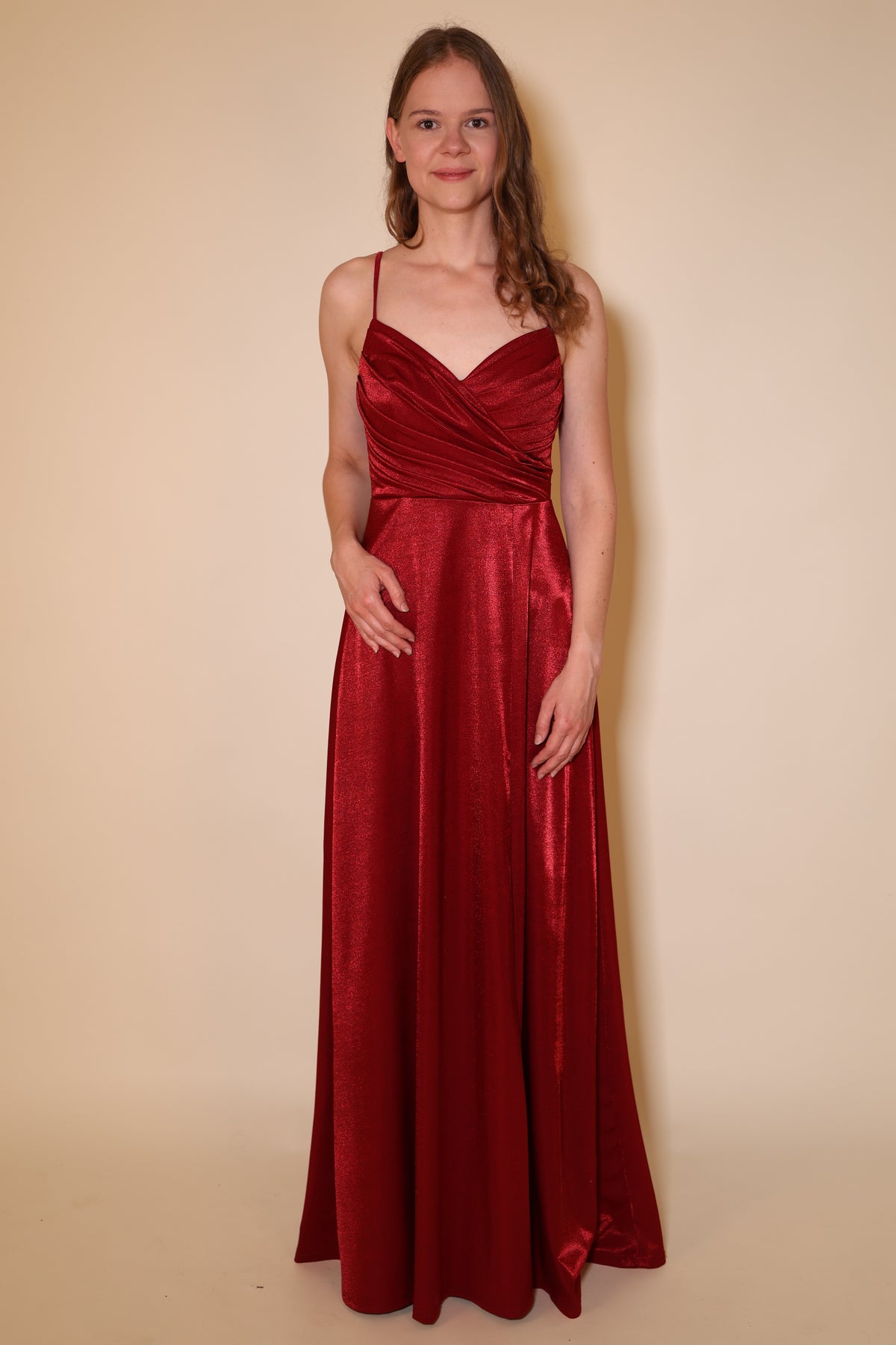 Funkelndes Abendkleid mit Drapierung, Rückenschnürung und Schlitz, Dunkelrot