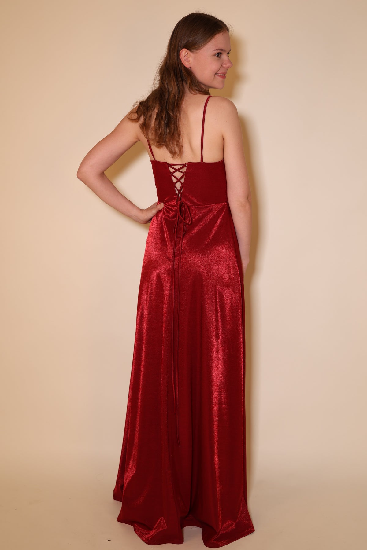 Funkelndes Abendkleid mit Drapierung, Rückenschnürung und Schlitz, Dunkelrot