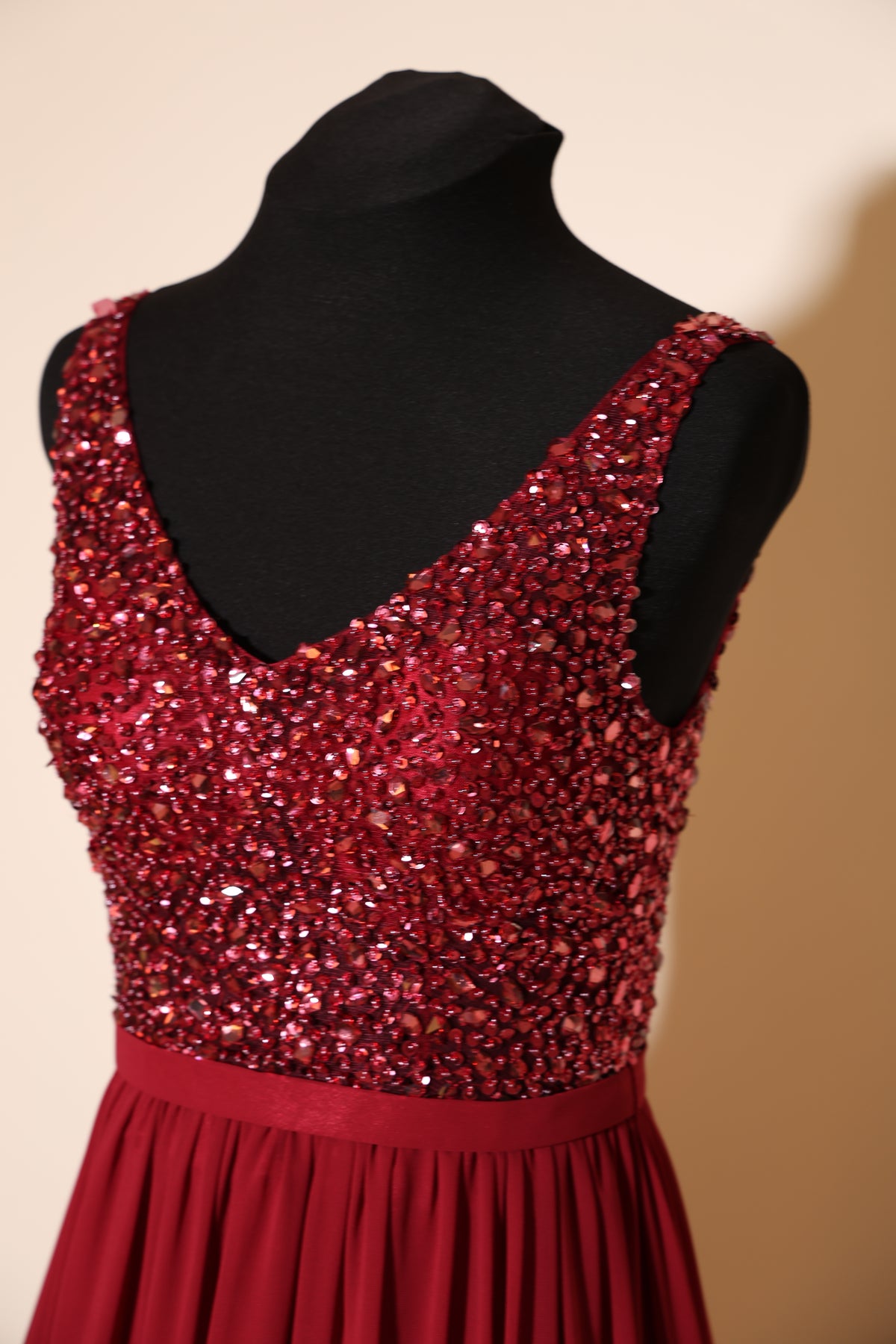 Second Hand Chiffonabendkleid mit funkelnden Glitzersteinen, dunkelrot
