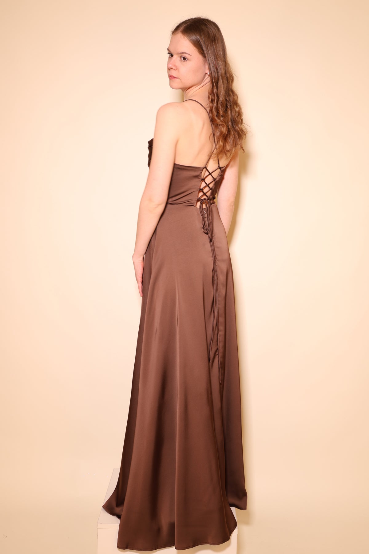 Langes Satin-Abendkleid mit Schlitz und Schnürung, braun