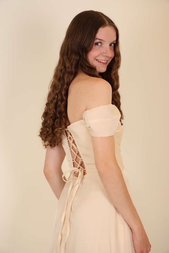 Abendkleid mit variablen Trägern, Volants und Schlitz, beige - Dein Kleiderladen