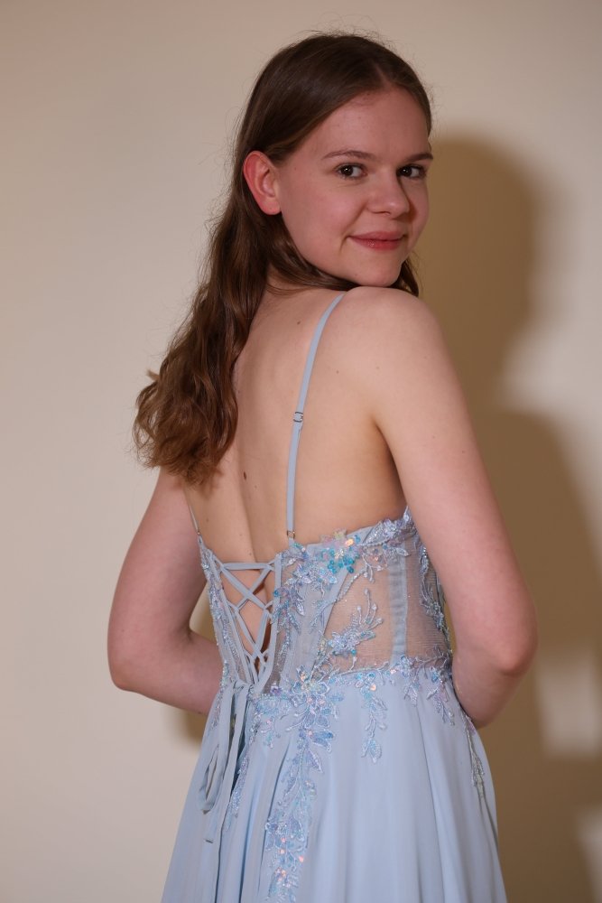 Chiffon Abendkleid floral bestickter Corsage, Rückenschnürung und Beinschlitz, hellblau - Dein Kleiderladen