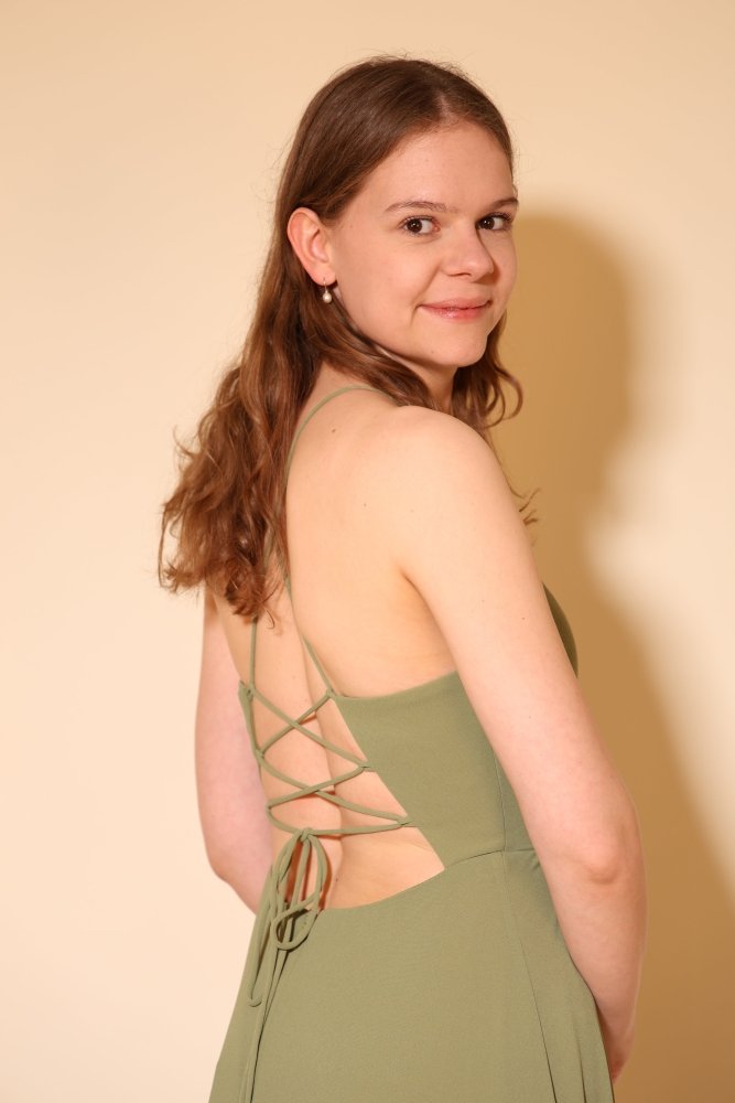 Chiffonkleid mit Schnürung, hohem Beinschlitz und Raffungen, oliv - Dein Kleiderladen