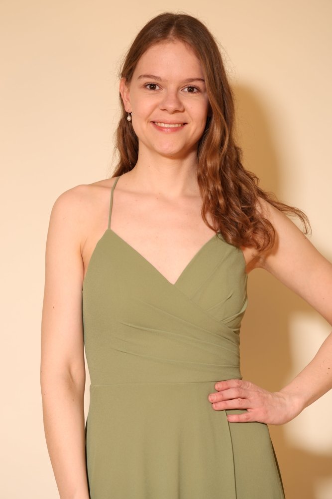 Chiffonkleid mit Schnürung, hohem Beinschlitz und Raffungen, oliv - Dein Kleiderladen