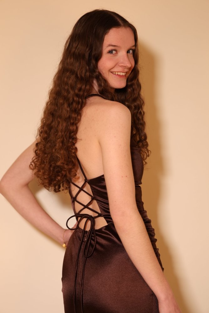 enganliegendes Satin - Abendkleid mit Wasserfallausschnitt und Schnürung, braun - Dein Kleiderladen
