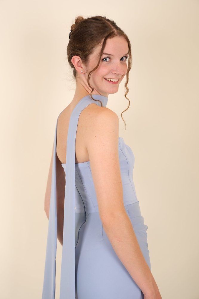 Figurbetontes Abendkleid mit Drapierung und Schal, hellblau - Dein Kleiderladen