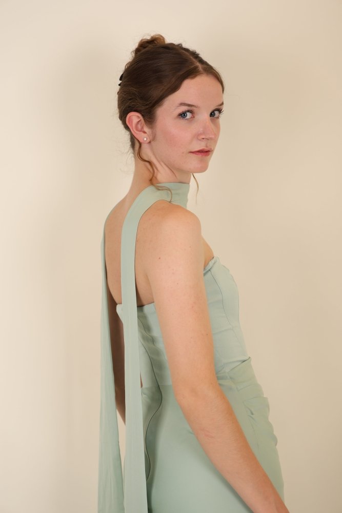Figurbetontes Abendkleid mit Drapierung und Schal, salbei - Dein Kleiderladen