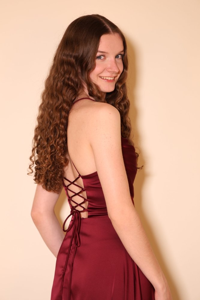 Langes Satin - Abendkleid mit Schlitz und Schnürung, dunkelrot - Dein Kleiderladen