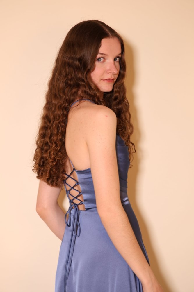 Langes Satin - Abendkleid mit Schlitz und Schnürung, taubenblau - Dein Kleiderladen