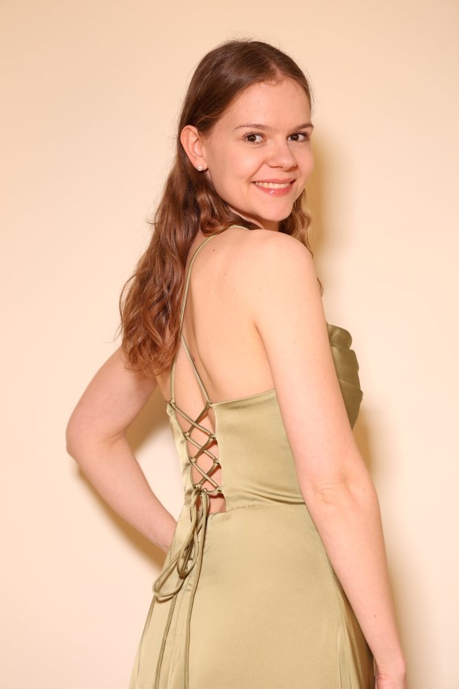 Langes Satin - Abendkleid mit Schlitz und Schnürung, oliv - Dein Kleiderladen
