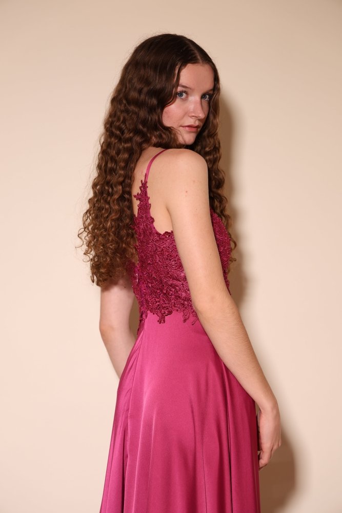 Langes Satinkleid mit Spitze und Schlitz, pink - Dein Kleiderladen