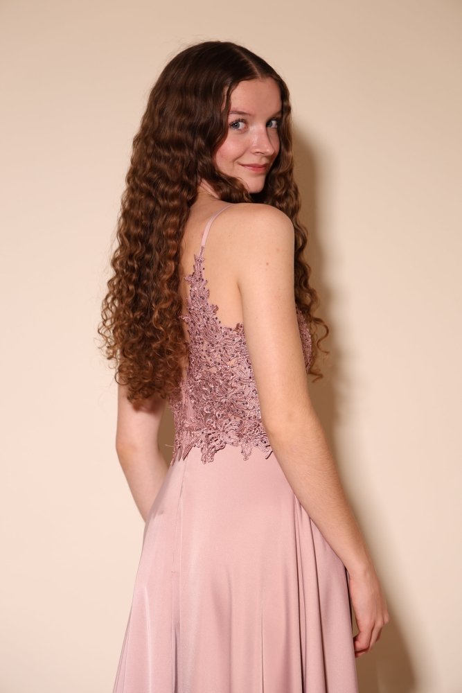 Langes Satinkleid mit Spitze und Schlitz, rosa - Dein Kleiderladen
