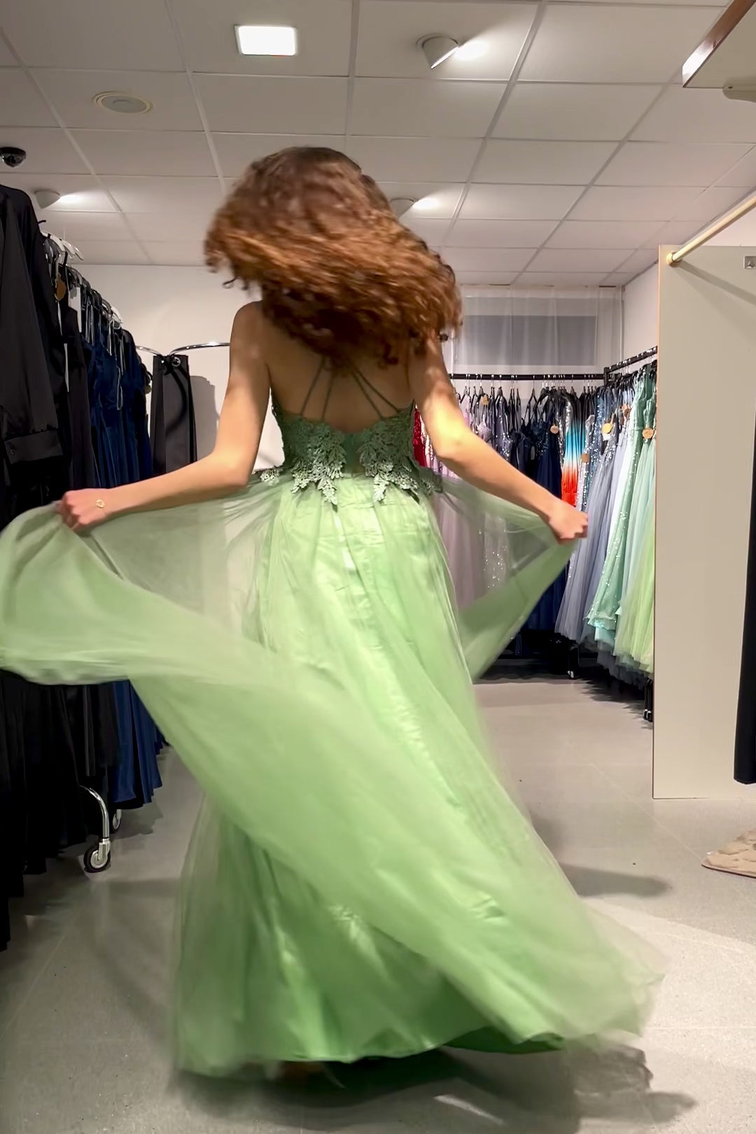 Langes Tüllkleid mit funkelnder Spitze und Schlitz, hellgrün - Dein Kleiderladen