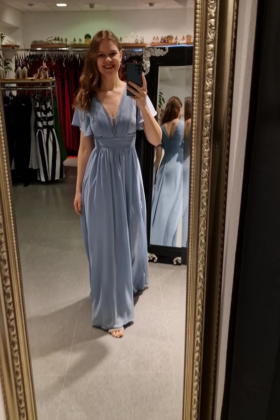 Abendkleid mit kurzen Ärmeln, V - Ausschnitt & Spitze, hellblau - Dein Kleiderladen