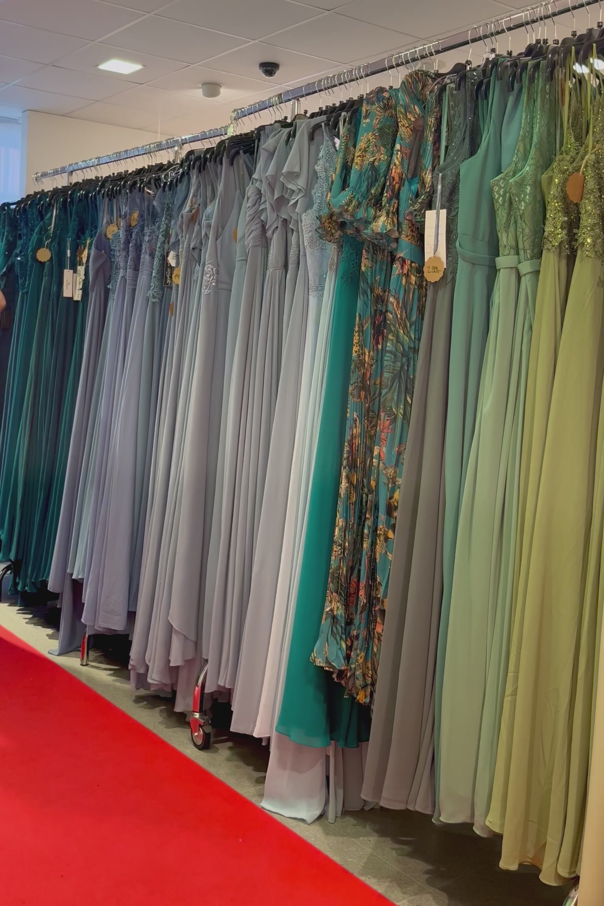 Ballkleid - Satin mit Schnürung, Schlitz und Wasserfallausschnitt, gold - Dein Kleiderladen