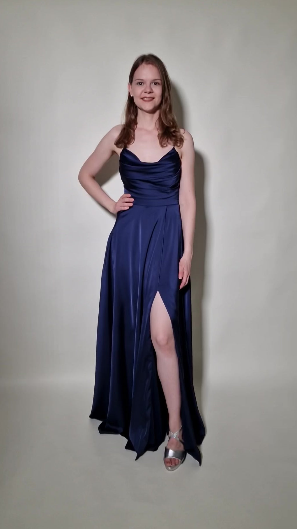 Langes Satin-Abendkleid mit Schlitz und Schnürung, dunkelblau - Dein Kleiderladen