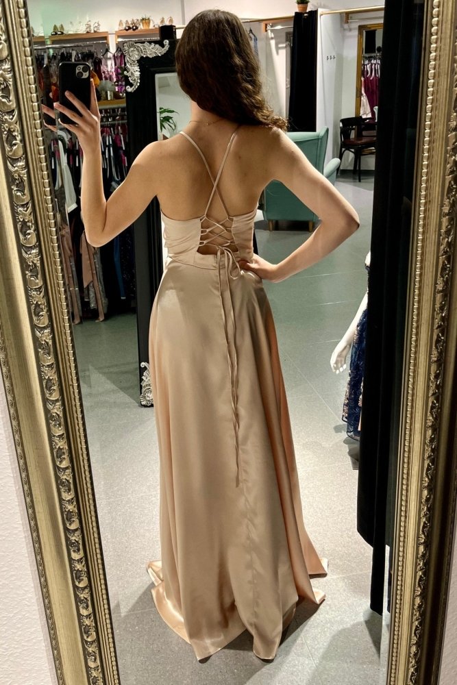 Satinkleid mit V - Ausschnitt, Schnürung und Schlitz, beige - Dein Kleiderladen