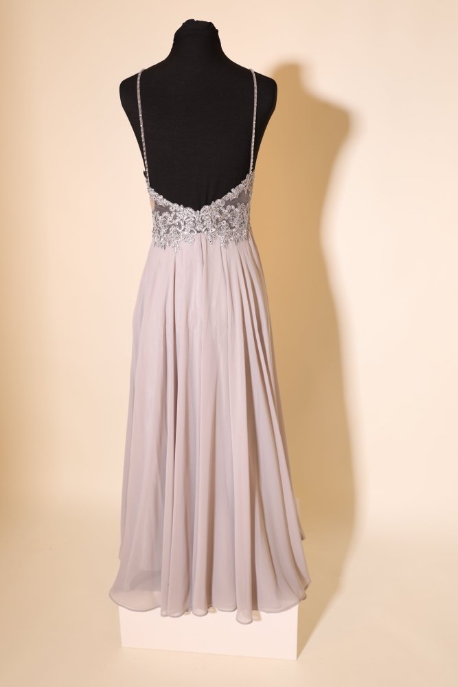 Second Hand Abendkleid mit tiefem Rückenausschnitt und verschnörkelter Spitze, hellgrau - Dein Kleiderladen