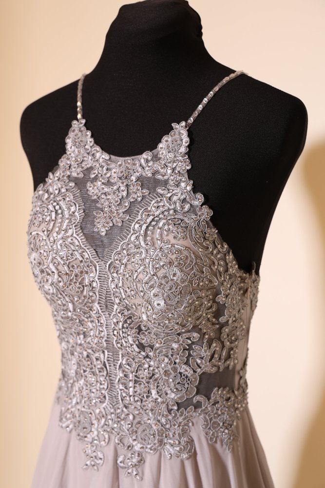 Second Hand Abendkleid mit tiefem Rückenausschnitt und verschnörkelter Spitze, hellgrau - Dein Kleiderladen