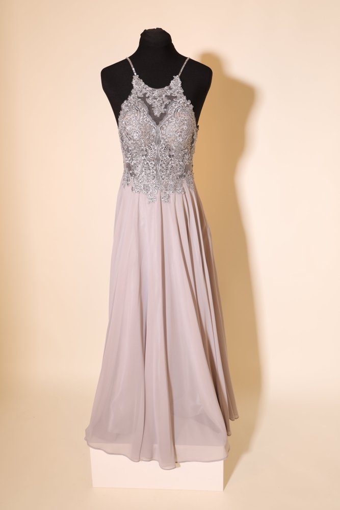 Second Hand Abendkleid mit tiefem Rückenausschnitt und verschnörkelter Spitze, hellgrau - Dein Kleiderladen