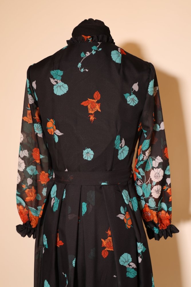 Second Hand Blumenkleid mit langen Ärmeln, schwarz - Dein Kleiderladen