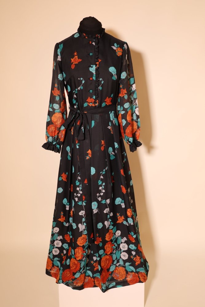 Second Hand Blumenkleid mit langen Ärmeln, schwarz - Dein Kleiderladen