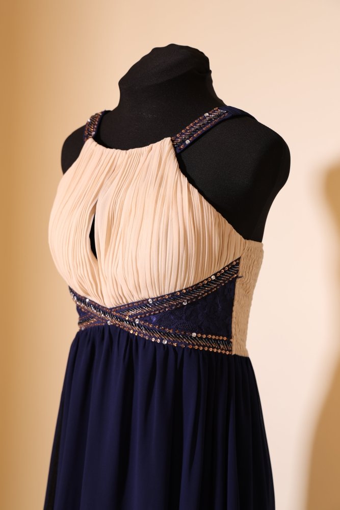Second Hand Chiffonkleid mit besticktem Gürtel und gesmoktem Rücken, dunkelblau/creme - Dein Kleiderladen