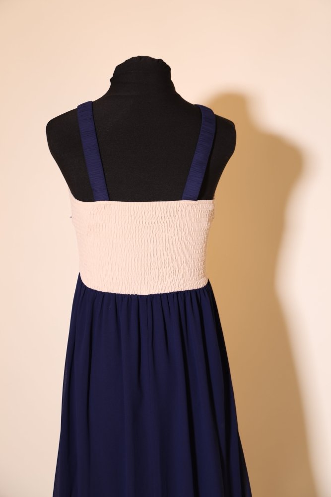 Second Hand Chiffonkleid mit besticktem Gürtel und gesmoktem Rücken, dunkelblau/creme - Dein Kleiderladen