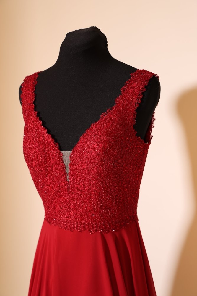 Second Hand Chiffonkleid mit fein besticktem Oberteil und V-Ausschnitt, rot - Dein Kleiderladen