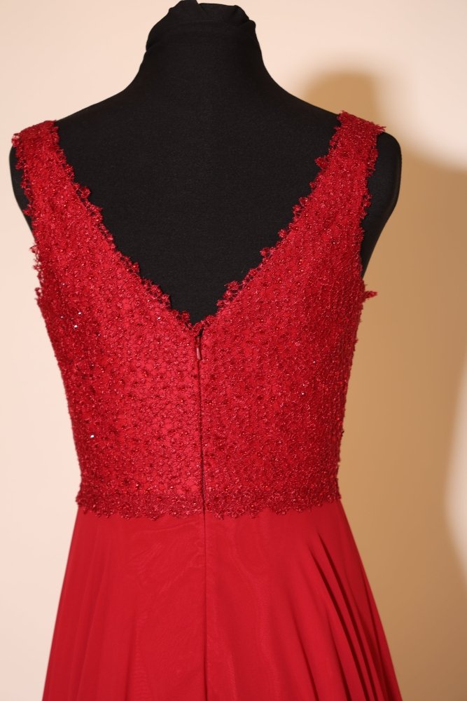 Second Hand Chiffonkleid mit fein besticktem Oberteil und V-Ausschnitt, rot - Dein Kleiderladen