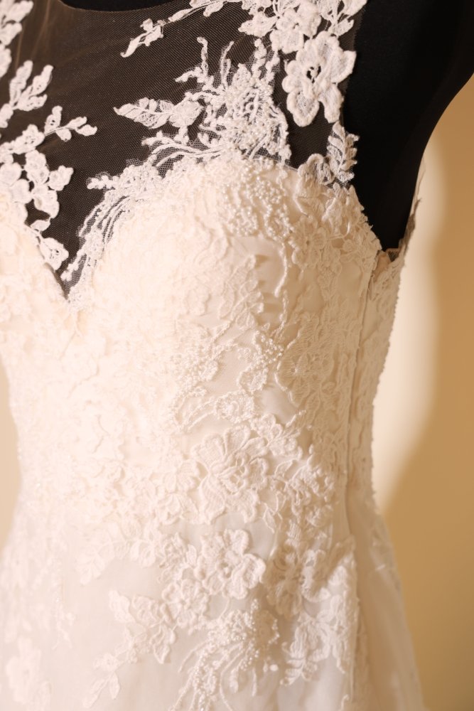 Second Hand elegantes Brautkleid mit Spitze und langer Schleppe, ivory - Dein Kleiderladen