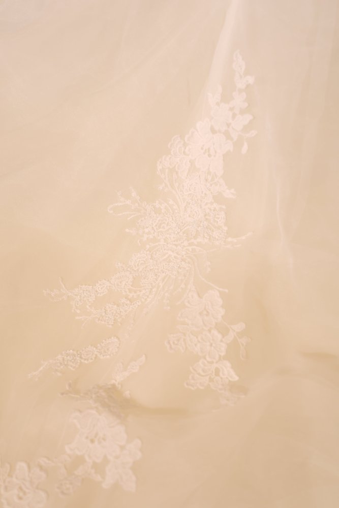 Second Hand elegantes Brautkleid mit Spitze und langer Schleppe, ivory - Dein Kleiderladen