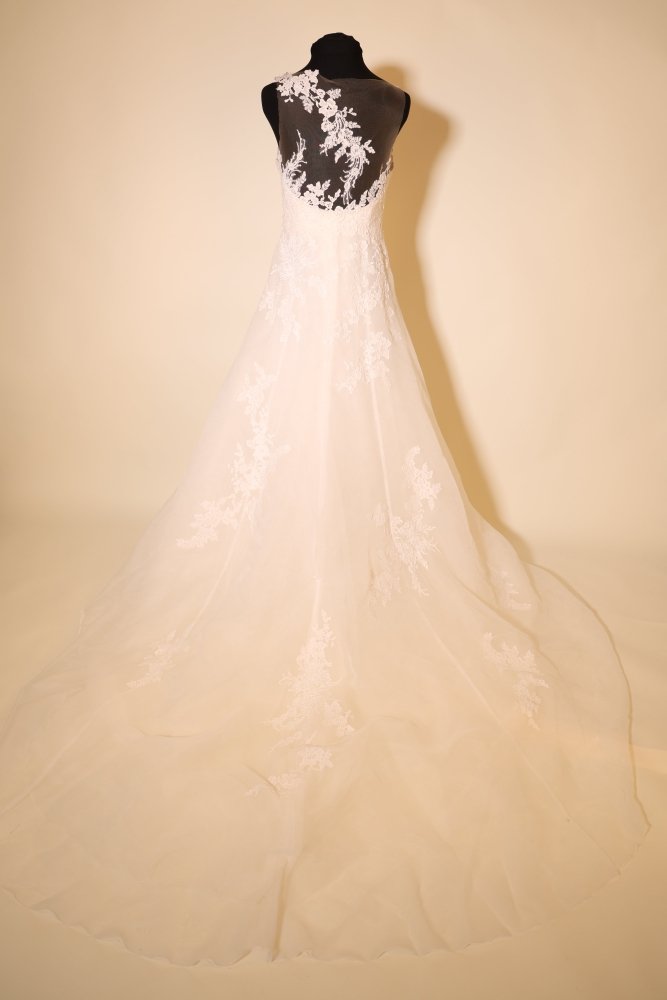 Second Hand elegantes Brautkleid mit Spitze und langer Schleppe, ivory - Dein Kleiderladen