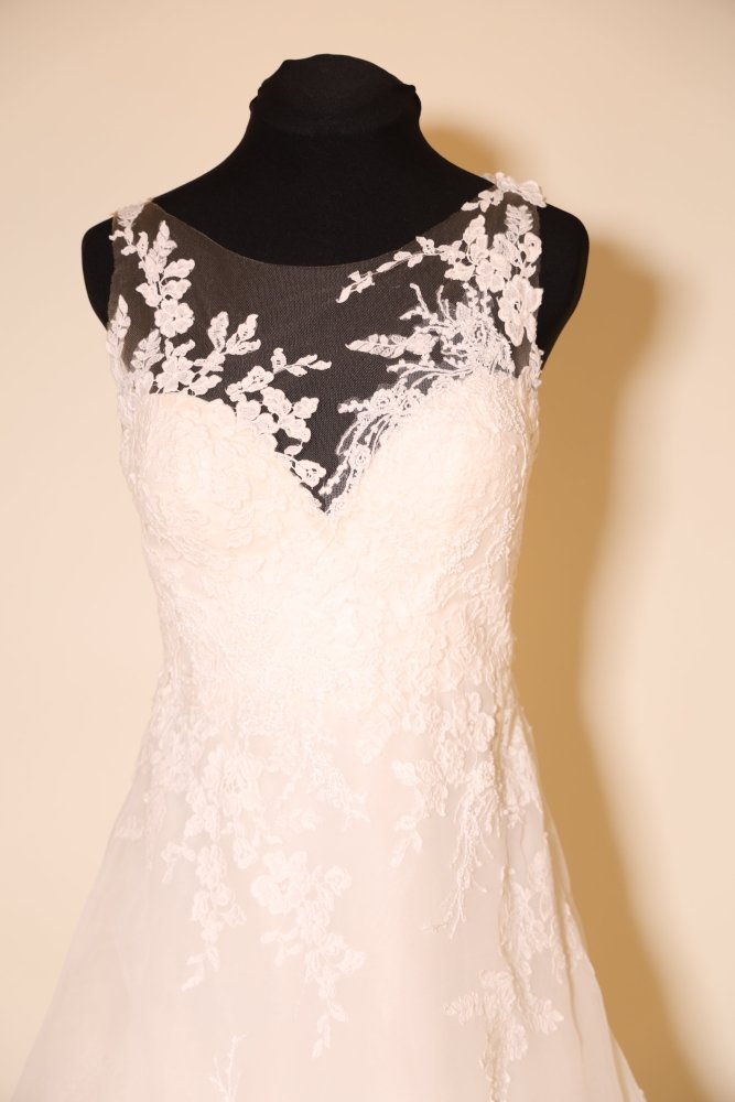 Second Hand elegantes Brautkleid mit Spitze und langer Schleppe, ivory - Dein Kleiderladen