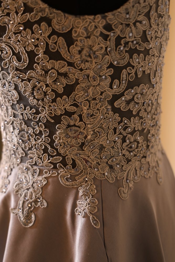 Second Hand elegantes Satinkleid mit Spitze, grau - Dein Kleiderladen