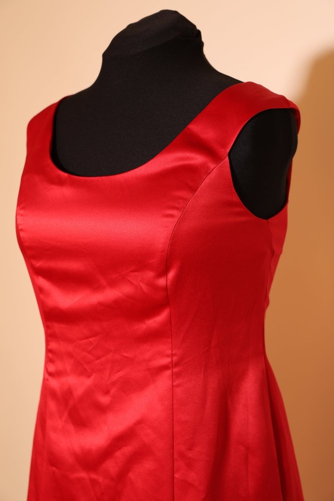 Second Hand enganliegendes, schlichtes Satinkleid mit U - Ausschnitt, rot - Dein Kleiderladen