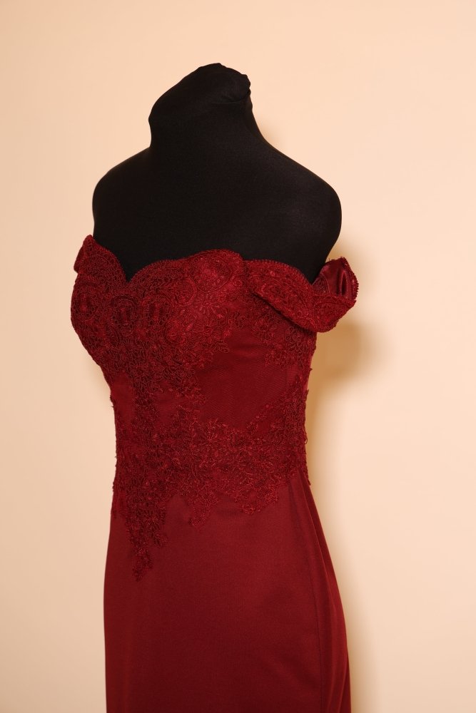 Second Hand enges Abendkleid mit Off - Shoulder Trägern und Spitze, dunkelrot - Dein Kleiderladen