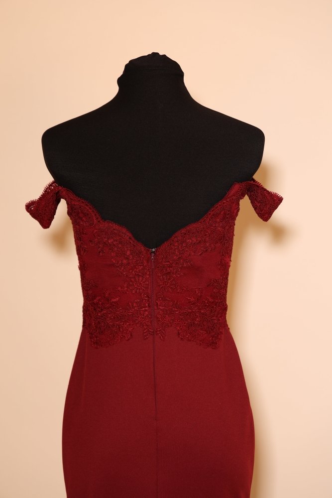 Second Hand enges Abendkleid mit Off - Shoulder Trägern und Spitze, dunkelrot - Dein Kleiderladen