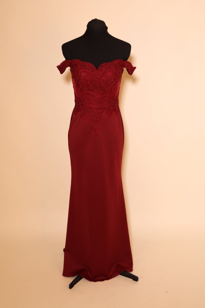 Second Hand enges Abendkleid mit Off - Shoulder Trägern und Spitze, dunkelrot - Dein Kleiderladen