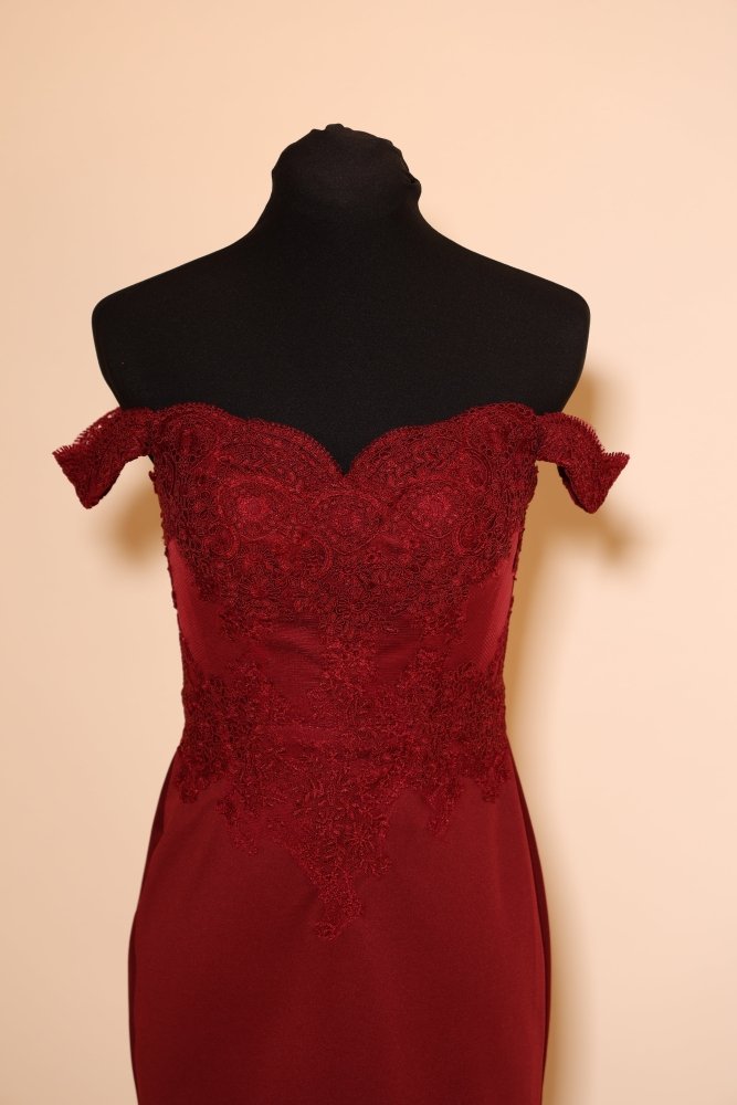 Second Hand enges Abendkleid mit Off - Shoulder Trägern und Spitze, dunkelrot - Dein Kleiderladen