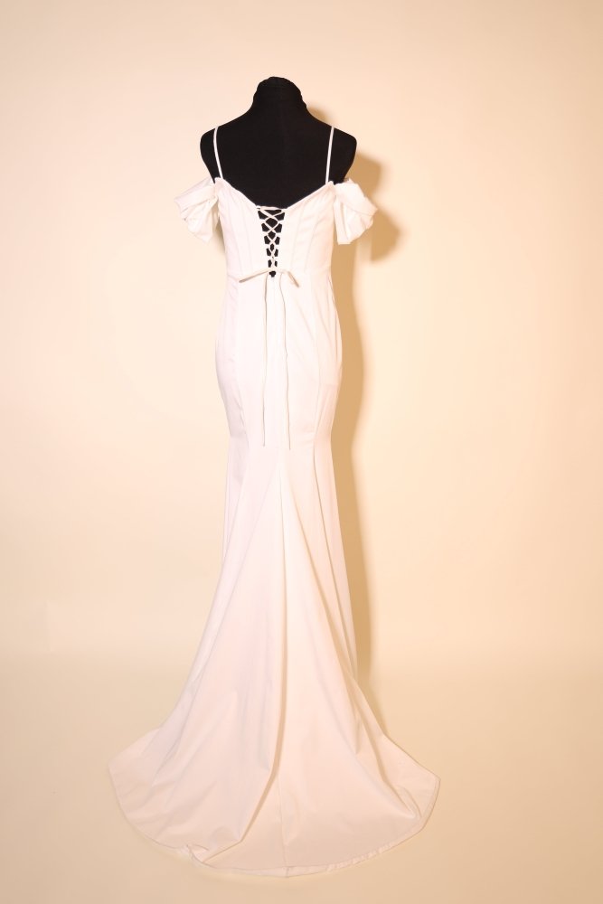 Second Hand enges Satinbrautkleid mit Off - Shoulder Trägern und Rückenschnürung, ivory - Dein Kleiderladen